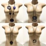 Lote com 4 colares feitos de bijuterias. Dimensões: 50 cm (maior colar).