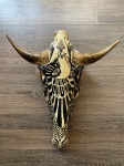 Crânio de animal, decorado com pintura estilizada. Dimensões: 43 cm x 16 cm x 14 cm.