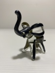 Miniatura de elefante de vidro  com detalhes revestidos de prata 925. Dimensões: 7 cm.