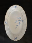 BARÃO DO RIO BRANCO - Travessa de porcelana esmaltada, decorada com delicados arranjos florais e filetes pintados à ouro. Siinais de desgaste. Dimensões: 39 cm x 25 cm x 5 cm.