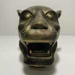 Antiga escultura oriental de bronze "Cabeça de tigre". Exemplar assinado no fundo. Dimensões: 13 cm altura / 1,150 kg.