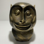 Antiga escultura oriental de bronze "Cabeça de macaco". Exemplar assinado no fundo. Dimensões: 13 cm altura / 1 kg.