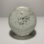 Esfera em pasta de vidro decorada com bolhas na parte interna. Dimensões: 9 cm diâmetro / 1kg.