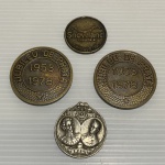 Lote com 4 medalhas. Dimensões: 4 cm (maior peça).