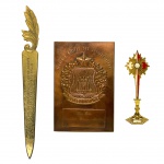 Lote com placa de cobre da academia militar das agulhas negras, abridor de carta e pequeno ostensório. Dimensões: 21 cm (maior peça).