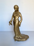 Estatueta de figura feminina de estuque revestido com folha de cobre. Dimensões: 30 cm.