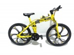 Miniatura de bicicleta na cor amarela com ricos detalhes. Peças feitas de metal, borracha e plástico. Dimensões: 19 cm comprimento.