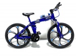 Miniatura de bicicleta na cor azul com ricos detalhes. Peças feitas de metal, borracha e plástico. Dimensões: 19 cm comprimento.