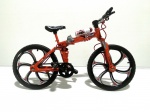 Miniatura de bicicleta na cor vermelha com ricos detalhes. Peças feitas de metal, borracha e plástico. Dimensões: 19 cm comprimento.