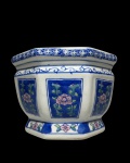 Antigo cachepot em porcelana oriental, decorado com arabescos e flores pintadas à mão. Dimensões: 10 cm x 15 cm