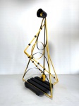 Escultura abstrata feita de madeira com detalhes nas cores preto e amarelo com belos acabamentos. Obra única, assinado HDG no fundo. Dimensões: 50 cm. Recentemente, descobri minha paixão por criar esculturas abstratas, utilizando hastes de madeira e diversos tipos de materiais. Cada peça é uma combinação única de formas e cores, onde a simplicidade do material encontra a complexidade da criatividade. Meu trabalho busca criar composições artísticas que instigam a imaginação e despertam novas perspectivas.