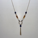Colar de metal dourado, decorado com detalhes em azul e âmbar. Dimensões 60 cm.