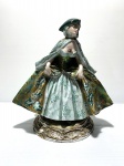 Antiga escultura em porcelana italiana, possivelmente GUIDO CACCIAPUOTI (Nápoles, 1892 - 1953),  pintada à mão,  representando uma Dama com volumosa saia rodada em rica policromia. Presença de restauro na base e na parte superior. Dimensões: 21 cm x 19 cm x 13 cm.