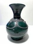 Antigo vaso, possivelmente de origem marroquina, feito de cerâmica na cor verde com detalhes em metal filigranado e cinzelado. Dimensões: 17 cm.