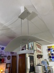 Luminária pendente de metal, design moderno, funcionando, Precisando trocar a lâmpada. Dimensões: 80 cm x 80 cm x 25 cm.