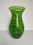 Vaso de pasta de vidro verde decorado com faixa em aspiral. Dimensões: 20 cm x 11 cm.