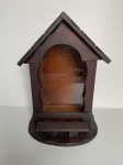 Capela / oratório de madeira com proteção de vidro. Dimensões: 25 cm x 17 cm x 14 cm.