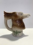 Antiga caneca de cerâmica esmaltada no formato de cabeça de águia. Caneca comemorativa escola de samba Lins imperial da década de 80.