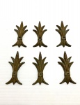 Seis apliques de bronze para móveis. Dimensões: 8,5 cm x 4 cm.