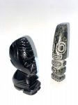 Duas estatuetas feitas de obsidiana e pedra. Dimensões: 13,5 cm (maior peça).