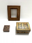 Lote com moldura e duas caixas de madeira. Presença de desgastes. Dimensões: 20 cm x 17 cm (mmedida da moldura).
