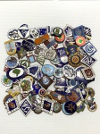 Lote com brasões, emblemas de colégio, ginásio e externatos em metal esmaltado. Dimensões: 4,5 cm (maior peça). Total de 100 peças aproximadamente.