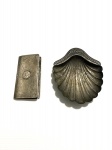 Lote com porta cartões e concha de metal cinzelado. Dimensões: 11 cm (medida da concha).