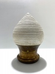Pinha feita de cerâmica na cor branco e dourado. Pequeno bicado na parte interna. Dimensões: 18 cm x 11 cm.