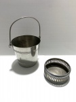 Balde para gelo e porta garrafa em metal cinzelado. Presença de desgaste. Dimensões: 13 cm altura (medida do balde sem a alça).