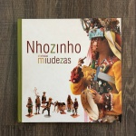 Livro Nhozinho imensas miudezas, capa dura, figuras ilustrativas, contendo 123 páginas.