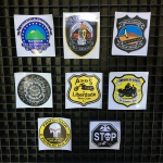 Parte de coleção com 40 adesivos de 8 modelos diferentes. Dimensões do maior adesivo: 9 cm x 9 cm.