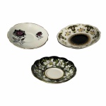 ENGLAND - Elegante conjunto de 3 pires em porcelana esmaltada ,ricamente decorados com flores , arabescos e detalhes pintados a ouro. Dimensões : 14 cm x 14 cm cada.