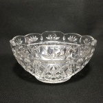 Vaso demi cristal decorado com linhas geométricas. Dimensões: 9 cm x 13 cm x 17 cm.