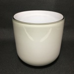 Vaso de vidro na cor cinza, importado dos Estados Unidos. Dimensões: 14 cm x 13 cm.