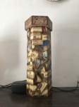 Porta garrafa para vinho, sextavado, decorado com imagens de rolhas.