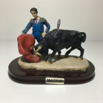 Estatueta cena de uma tourada em resina com ricos detalhes. Dimensões: 11 cm.