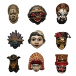 Parte de coleção com 9 máscaras de diferentes nacionalidades, feito de cerâmica policromada. Dimensões: 12,5 cm de comprimento (maior peça).