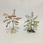 Par de delicadas árvores confeccionadas com pedras naturais. Dimensões: 18 cm x 9 cm.