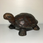 ARTE POPULAR - Antiga escultura de jabuti esculpido em bloco de madeira. Dimensões: 16 cm x 33 cm x 20 cm.