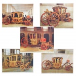 Lote com cinco antigas reproduções de carruagens -  n.º 15  -  Coche do Infante D. Francisco (1.º quartel do Século XVIII), n.º 19 - Coche ornamentado com os brasões das famílias Menezes e Noronha (Século XVIII), n.º 20 - Coche das "Infantas" (1.º metade do Século XVIII), n.º 21 - Coche dos "Meninos de Palhavã" (Século XVIII), n.º 13 - Coche da "Mesa" (Século XVIII). Exemplares parte de coleção e em excelente estado. Dimensões: 22 cm x 28,5 cm.