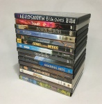 Conjunto com 15 DVDs originais de diversos gêneros. Pequenos arranhões de uso.