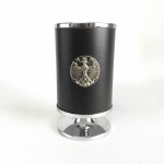 Porta canetas  em plástico rígido na cor prata revestido de couro ecológico e figura de águia em metal cinzelado, banhado à prata. Interior em tom de vermelho. Pequenos sinais de uso. Dimensões: 12 cm x 7 cm.