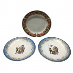 Lote com três pratos de porcelana de coleção sendo dois da manufatura REAL S.PAULO decorados com cena oriental e um de origem chinesa com pequeno bicado.na borda. Dimensões: 19 cm.