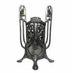 Antiga floreira Art Nouveau, Europa séc 19,  em metal cinzelado banhado à prata. Exemplar com sinais de desgastes e faltando recipiente de vidro. Dimensões: 17 cm.