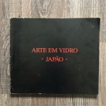 ARTE EM VIDRO JAPÃO - Belo catálogo com 121 páginas, idioma Português e Inglês,  ricamente ilustrado, publicado 1988. Tiragem de 1500 unidades. Páginas estão soltas. Dimensões: 21 cm x 25 cm.