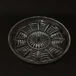 Bela travessa circular em vidro decorado com ondulações em alto relevo. Dimensões: 28 cm x 28 cm.
