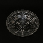 Lindo e delicado centro de mesa em vidro com 3 pés, decorado com pequenas ondulações. Imperceptíveis bicados nos pés. Dimensões: 18 cm x 8 cm.