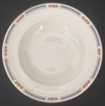 PAREEK JOHNSON BROS ENGLAND - Antigo e elegante prato fundo, em requintada porcelana inglesa creme, ricamente adornada nas laterais com motivo floral em policromia, volutas e arabescos em vibrante ouro e contorno em azul real. Possui registro da manufatura no verso. Mede 22cm.