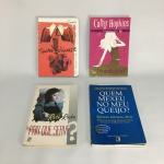 Parte de coleção com 4 livros de diversos gêneros. 