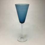 Bela e elegante  taça em vidro na cor azul, para drinks. Dimensões: 25 cm.